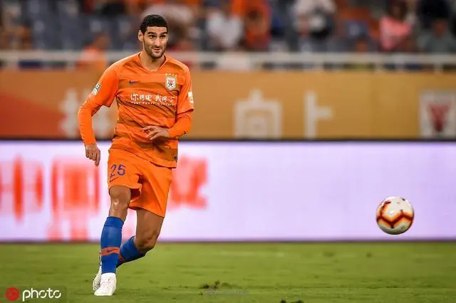 鲁能前锋连续破门,助球队连胜攀升积分榜 鲁能前锋连续破门,助球队连胜攀升积分榜